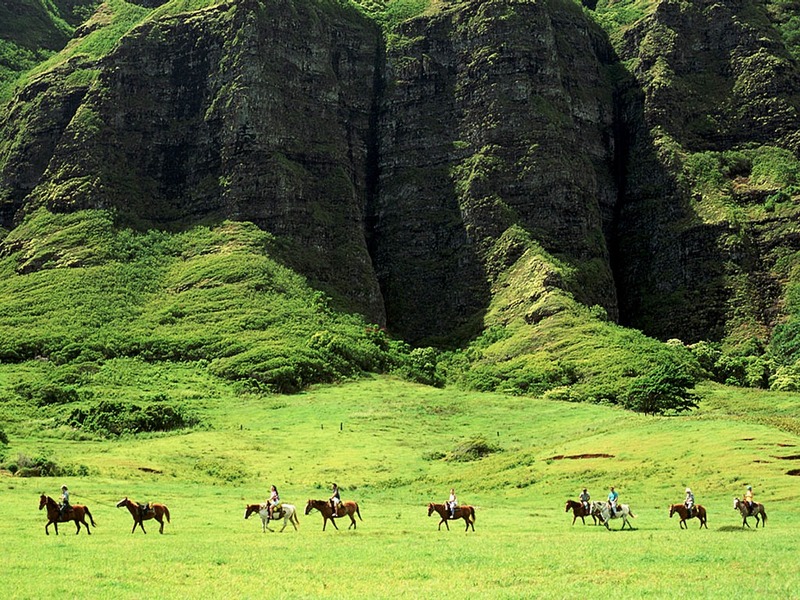 Screen Themes - Hawaii - Kualoa Ranch; DISPLAY FULL IMAGE.