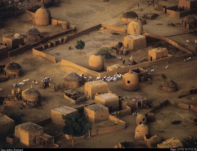 [B14 SLR: Yann Arthus-Bertrand] Close-up of a village in the vicinity of Tahoua; DISPLAY FULL IMAGE.